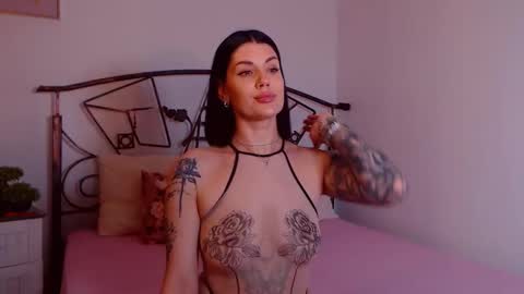 Snapshot of yvonneeverlee chatting on February 19, 9:55 pm I V Y online show from February 19, 9:55 pm