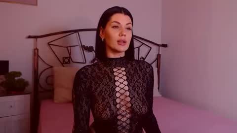 Snapshot of yvonneeverlee chatting on February 20, 9:26 pm I V Y online show from February 20, 9:26 pm