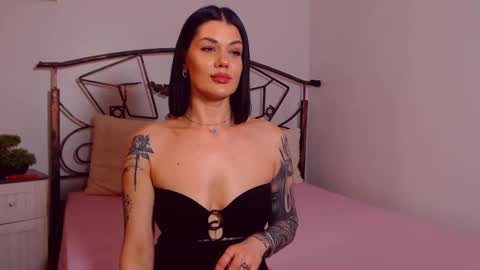 Snapshot of yvonneeverlee chatting on March 2, 9:43 pm I V Y online show from March 2, 9:43 pm