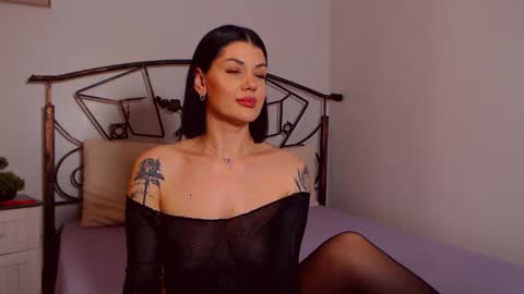 Snapshot of yvonneeverlee chatting on March 18, 9:07 pm I V Y online show from March 18, 9:07 pm