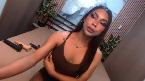yvonnellvs online show from May 19, 4:35 pm