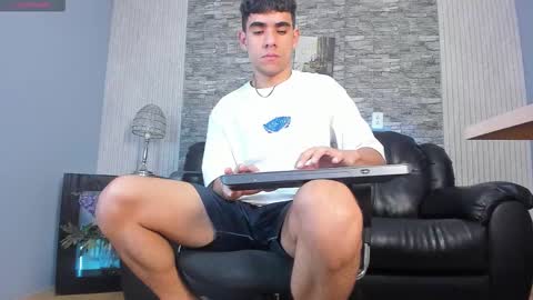 zack_joness10 online show from January 14, 3:34 am