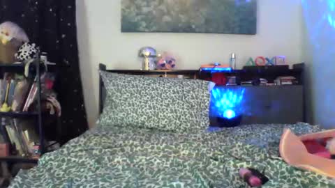 Snapshot of zaddyslilslutbucket chatting on November 1, 2:02 am zaddyslilslutbucket online show from November 1, 2:02 am