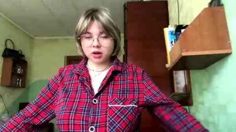 Mia online show from April 10, 8:19 am