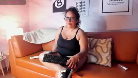 Snapshot of zara_holly_ chatting on June 16, 6:43 pm Zara online show from June 16, 6:43 pm