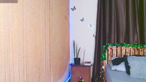 Snapshot of zara_lae chatting on December 19, 11:18 am nicky online show from December 19, 11:18 am