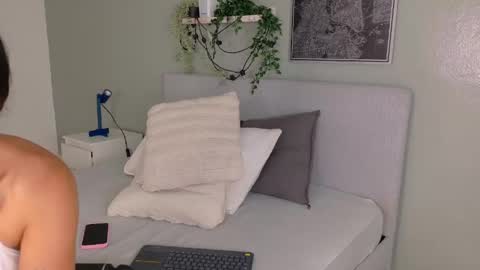 Snapshot of zaracole__ chatting on May 1, 8:13 pm Z A R A online show from May 1, 8:13 pm