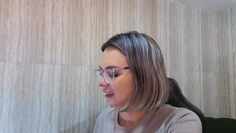 Isabella online show from May 14, 1:18 pm