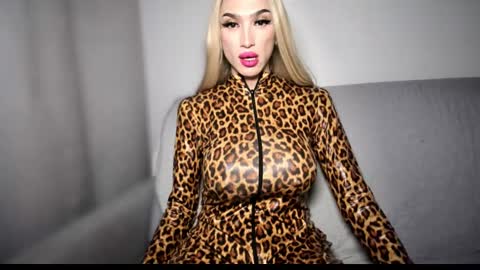 Snapshot of zarinastoun20 chatting on December 9, 12:34 am ZARINA online show from December 9, 12:34 am