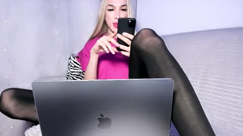 Snapshot of zarinastoun20 chatting on January 9, 5:22 pm ZARINA online show from January 9, 5:22 pm