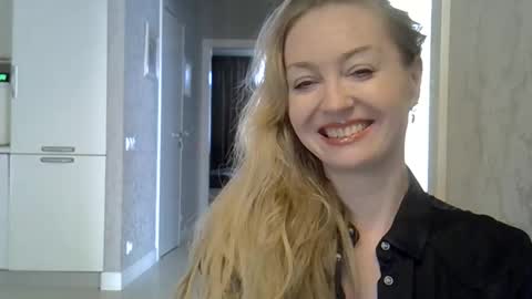 Snapshot of zarinaswift chatting on June 1, 11:23 am Zarina Swift online show from June 1, 11:23 am