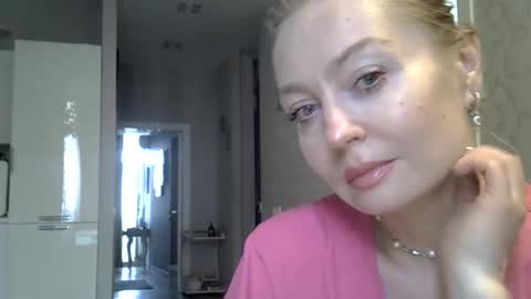 Snapshot of zarinaswift chatting on June 2, 6:59 am Zarina Swift online show from June 2, 6:59 am