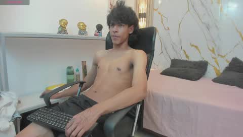 Snapshot of zayn_fox32 chatting on May 9, 7:19 pm Zayn online show from May 9, 7:19 pm
