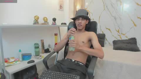 Snapshot of zayn_fox32 chatting on May 12, 6:49 pm Zayn online show from May 12, 6:49 pm