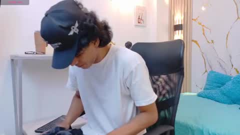 Snapshot of zayn_fox32 chatting on June 16, 7:05 pm Zayn online show from June 16, 7:05 pm
