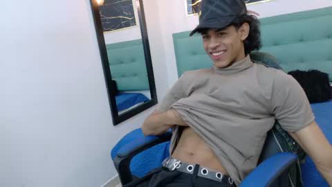 Snapshot of zayn_fox32 chatting on July 25, 12:14 pm Zayn online show from July 25, 12:14 pm