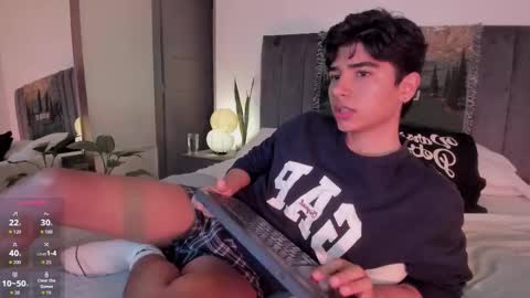 Snapshot of zayotto chatting on November 23, 6:46 am Hii im Zay. I save money for education. PVT Open. online show from November 23, 6:46 am