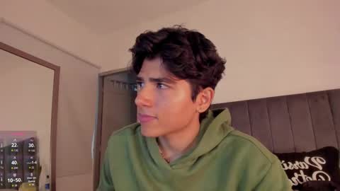 Snapshot of zayotto chatting on December 2, 4:51 am Hii im Zay. I save money for education. PVT Open. online show from December 2, 4:51 am