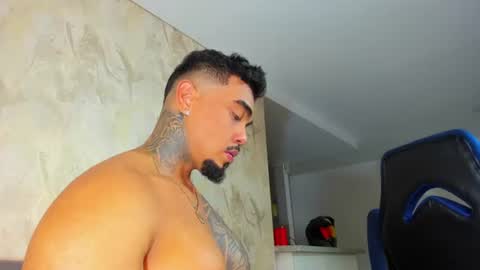 Snapshot of zeus_strong93 chatting on June 15, 11:29 pm zeus strong online show from June 15, 11:29 pm