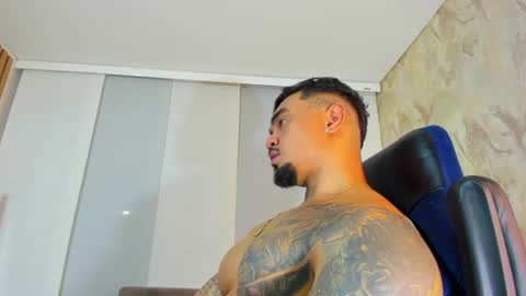 Snapshot of zeus_strong93 chatting on June 22, 12:24 am zeus strong online show from June 22, 12:24 am