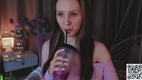 Snapshot of zlata__fox chatting on June 18, 9:14 am Zlata Mon Tue Thu Fri Sun Sa GMT 3 0000pm - 0600pm online show from June 18, 9:14 am