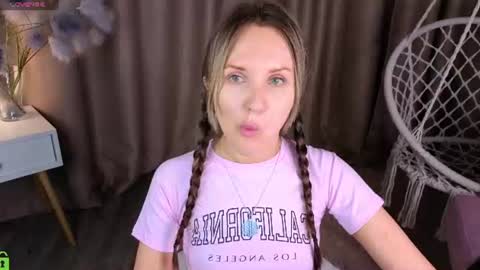Snapshot of zlata__fox chatting on July 11, 9:23 am Zlata Mon Tue Thu Fri Sun Sa GMT 3 0000pm - 0600pm online show from July 11, 9:23 am