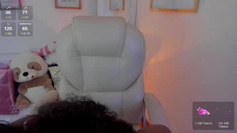 Snapshot of zobe_love chatting on December 15, 5:17 pm Zobe Love online show from December 15, 5:17 pm