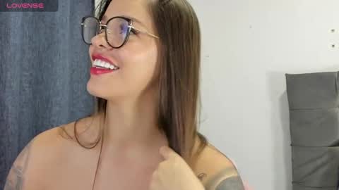 Snapshot of zoe69__ chatting on February 23, 5:23 am ZOE online show from February 23, 5:23 am