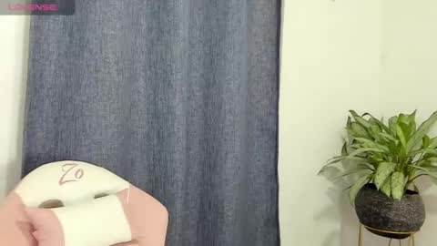 Snapshot of zoe69__ chatting on March 11, 8:20 am ZOE online show from March 11, 8:20 am