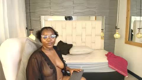 Snapshot of zoe_jones38 chatting on October 14, 5:08 am Zoe online show from October 14, 5:08 am