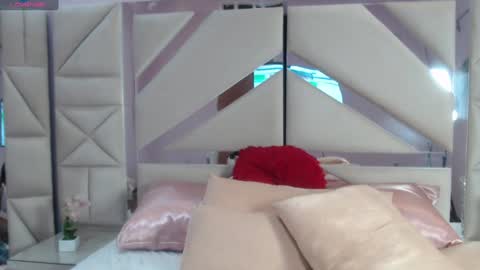 Snapshot of zoe_kravitx chatting on January 8, 2:25 am CAMILA online show from January 8, 2:25 am