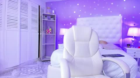 Snapshot of zoe_kravitx chatting on February 9, 10:09 am CAMILA online show from February 9, 10:09 am