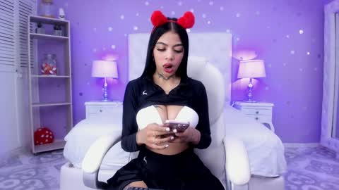 Snapshot of zoe_kravitx chatting on February 15, 8:22 pm CAMILA online show from February 15, 8:22 pm