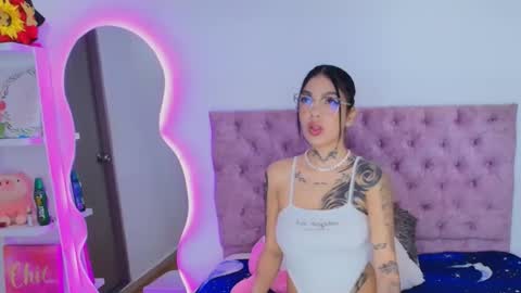 zoe_kravitx_ online show from March 30, 5:52 am