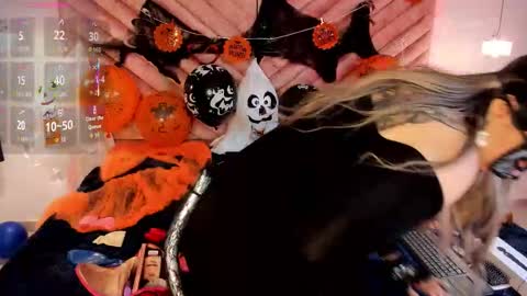 SWEET ZOE online show from October 25, 7:30 pm