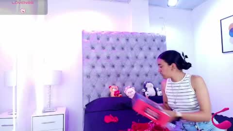 Snapshot of zoe_m00n chatting on June 1, 7:26 pm zoe online show from June 1, 7:26 pm