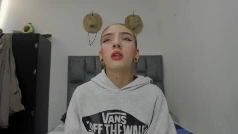She Zoe He Painn online show from October 6, 8:39 pm