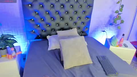 Snapshot of zoe_rousee_ chatting on July 23, 12:25 pm zoe_rousee_ online show from July 23, 12:25 pm