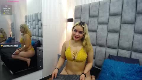 Snapshot of zoe_silver1 chatting on October 15, 12:16 pm Zoe online show from October 15, 12:16 pm