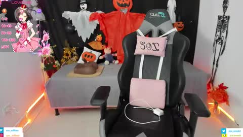 zoe_sullivan_ online show from October 28, 9:35 am