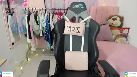 zoe_sullivan_ online show from February 3, 9:25 am