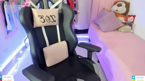 zoe_sullivan_ online show from February 12, 9:15 am