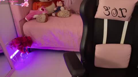 zoe_sullivan_ online show from June 14, 9:11 am