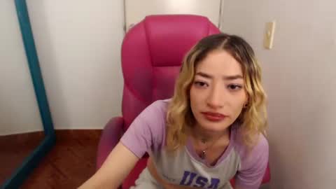 Snapshot of zoee_joness chatting on July 28, 1:56 am zoe online show from July 28, 1:56 am
