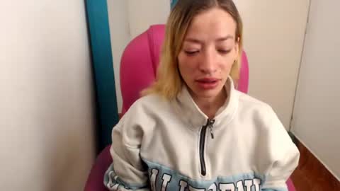 Snapshot of zoee_joness chatting on August 3, 4:33 am zoe online show from August 3, 4:33 am