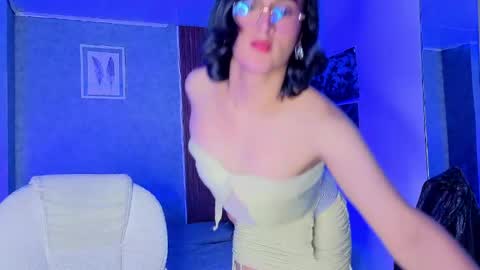 Snapshot of zoee_kiss_ chatting on May 31, 6:10 am ZOE online show from May 31, 6:10 am
