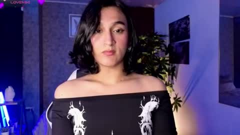 Snapshot of zoee_kiss_ chatting on June 18, 6:02 am ZOE online show from June 18, 6:02 am