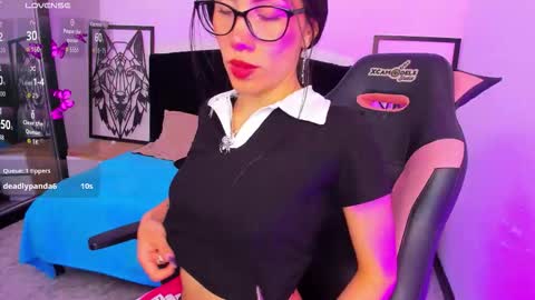 Laura  online show from December 3, 5:04 am