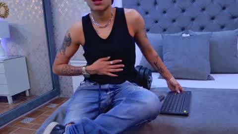 Snapshot of zoekrug chatting on November 19, 11:43 am Zoe Krug online show from November 19, 11:43 am