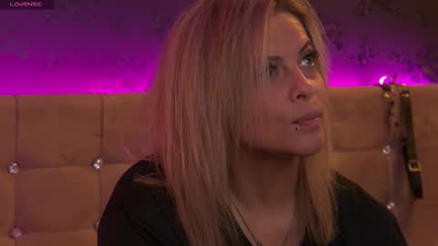 ZoeMesmerize online show from November 6, 11:00 am